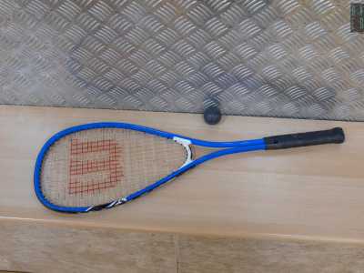 Partiamo dall�attrezzatura, che prevede una racchetta e una pallina. La prima � pi� simile a quella da tennis che da padel, con un piatto corde pi� piccolo. La seconda, leggerissima, ha un diametro di quattro centimetri e contiene una goccia d�acqua che via via che il gioco prosegue aumenta di temperatura consentendo una maggiore capacit� di rimbalzo